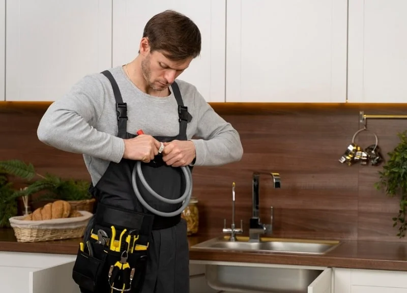 Signs You Need a Professional Plumber (and When to DIY)