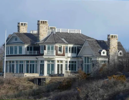 Jim Chanos House: Luxurious $59.5M East Hampton estate with ocean views.