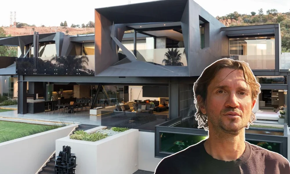 Exterior view of John Frusciante House in the Venice Canals,Exterior view of John Frusciante House in the Venice Canals, Los Angeles — the former cottage of the Red Hot Chili Peppers guitarist.Los Angeles — the former cottage of the Red Hot Chili Peppers guitarist.