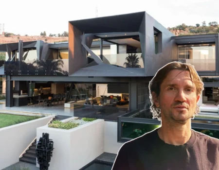 Exterior view of John Frusciante House in the Venice Canals,Exterior view of John Frusciante House in the Venice Canals, Los Angeles — the former cottage of the Red Hot Chili Peppers guitarist.Los Angeles — the former cottage of the Red Hot Chili Peppers guitarist.