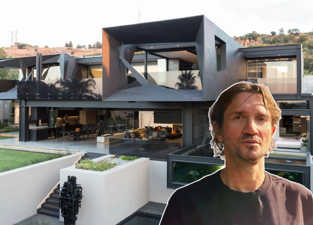 Exterior view of John Frusciante House in the Venice Canals,Exterior view of John Frusciante House in the Venice Canals, Los Angeles — the former cottage of the Red Hot Chili Peppers guitarist.Los Angeles — the former cottage of the Red Hot Chili Peppers guitarist.