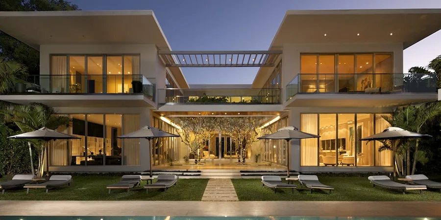 rihanna house courtyard with pool and hot tub in Beverly Hills